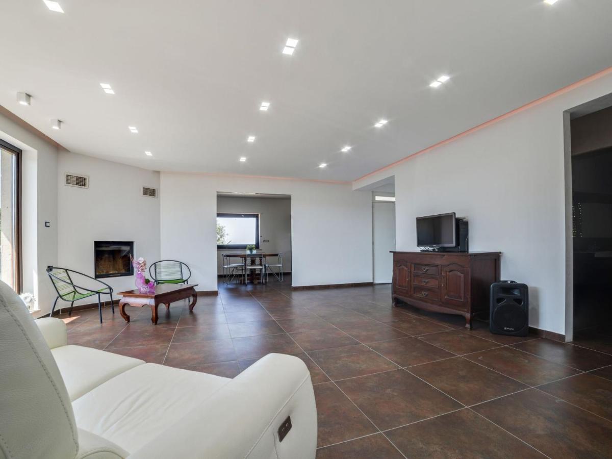 Belvilla By Oyo Modern Villa In Nissoria With Pool エクステリア 写真